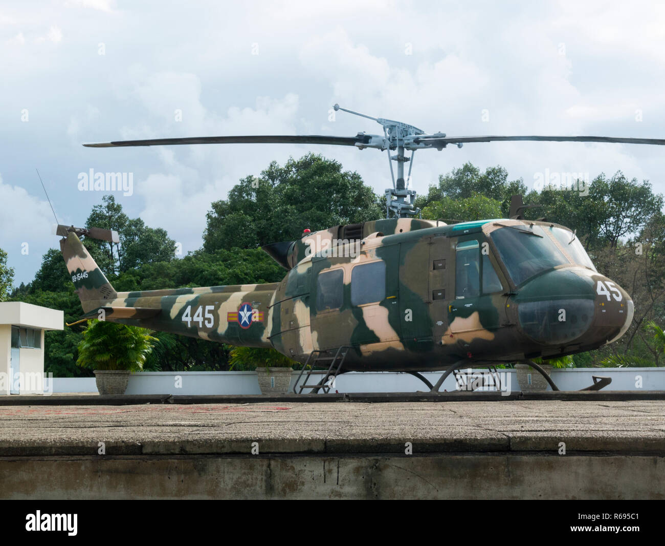 Hubschrauber auf Hubschrauberlandeplatz auf dem Dach Unabhängigkeit Palace Dinh Đoc Runde auch als Palast der Wiedervereinigung Dinh Thong Nhat Ho Chi Minh Stadt Saigon Vietnam Asien bekannt Stockfoto