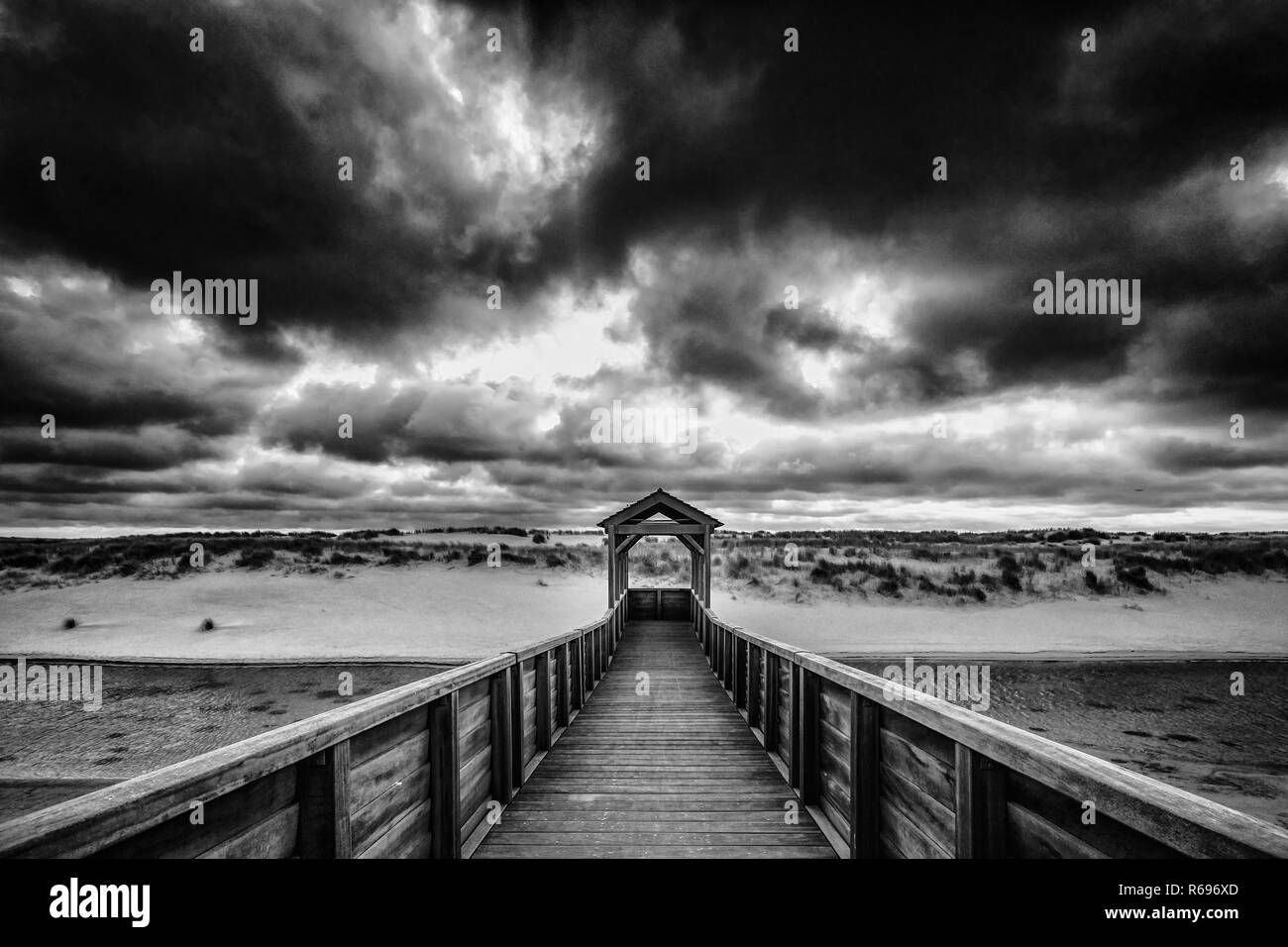 Sicht auf künstliche Dünen an der niederländischen Küste in der Nähe der Küstenstadt Petten Stockfoto