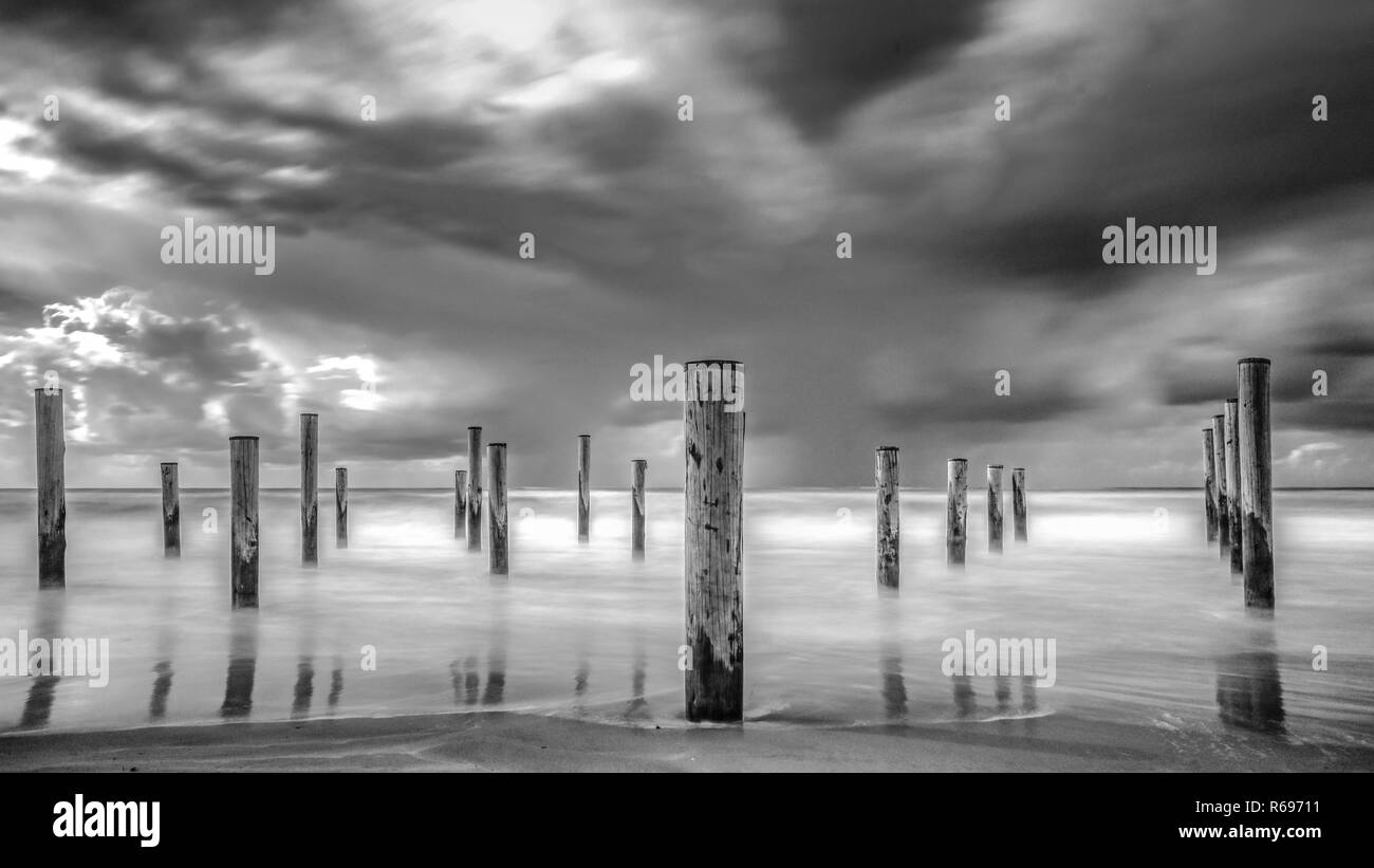 Kunstwerke in der Nähe der Küstenstadt "Hüte" in den Niederlanden. Eine schwebende Wolke von Luft mit einem Zähler - Licht und Nebel. Strand mit sonnigem Wetter während einer Stockfoto