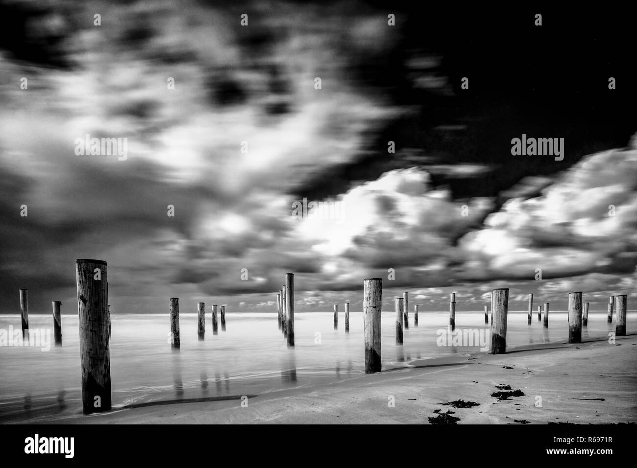 Kunstwerke in der Nähe der Küstenstadt "Hüte" in den Niederlanden. Eine schwebende Wolke von Luft mit einem Zähler - Licht und Nebel. Strand mit sonnigem Wetter während einer Stockfoto
