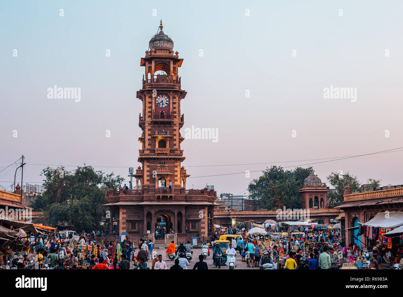 Jodhpur, Indien - Dezember 1, 2017: Clock Tower und Sardar Market bei Sonnenuntergang Zeit Stockfoto