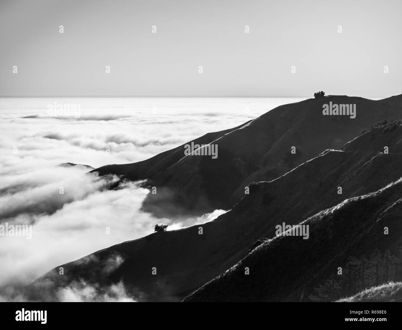 Big Sur Küste von Kalifornien, Brücke, Strand, Felsen, Wolken und Wellen surfen Stockfoto