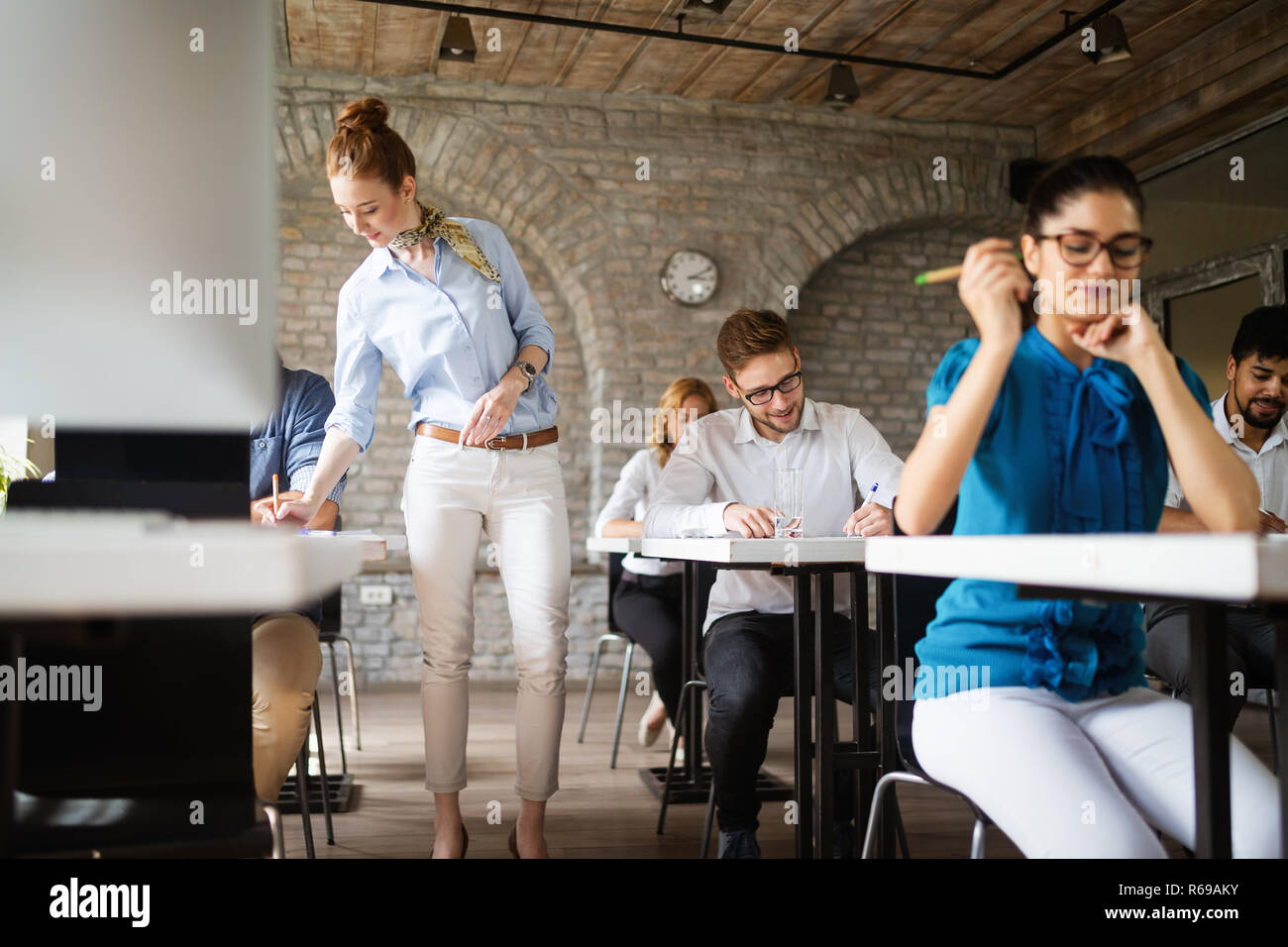 Erfolgreiche glücklichen Gruppe von Menschen lernen Software Engineering und Business während der Präsentation Stockfoto