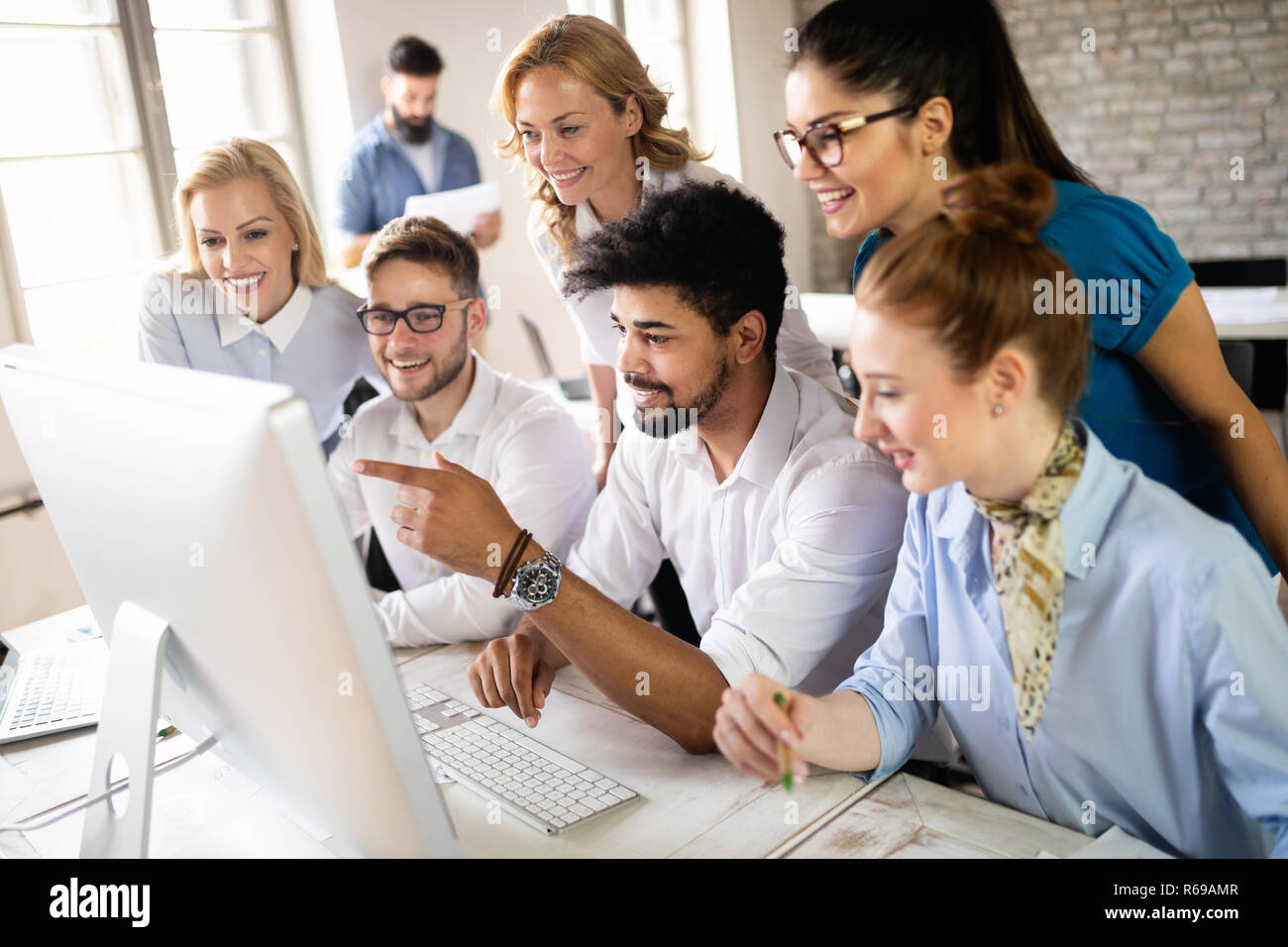 Erfolgreiche glücklichen Gruppe von Menschen lernen Software Engineering und Business während der Präsentation Stockfoto