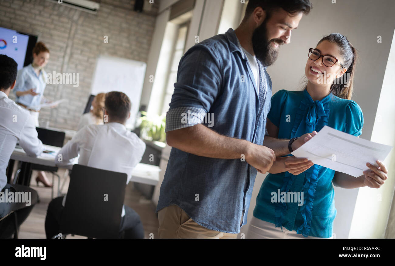 Gerne kreativ Team im Büro. Unternehmen, Neugründung, design, Menschen und Teamarbeit Konzept Stockfoto