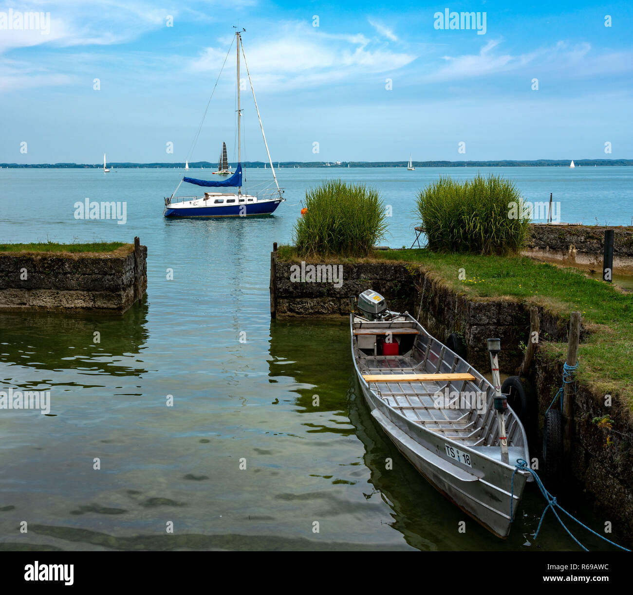 Boote am Chiemsee in Bayern Stockfoto