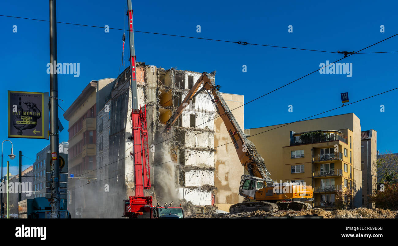 Abbruch eines alten Hauses in der Mitte Berlins Stockfoto