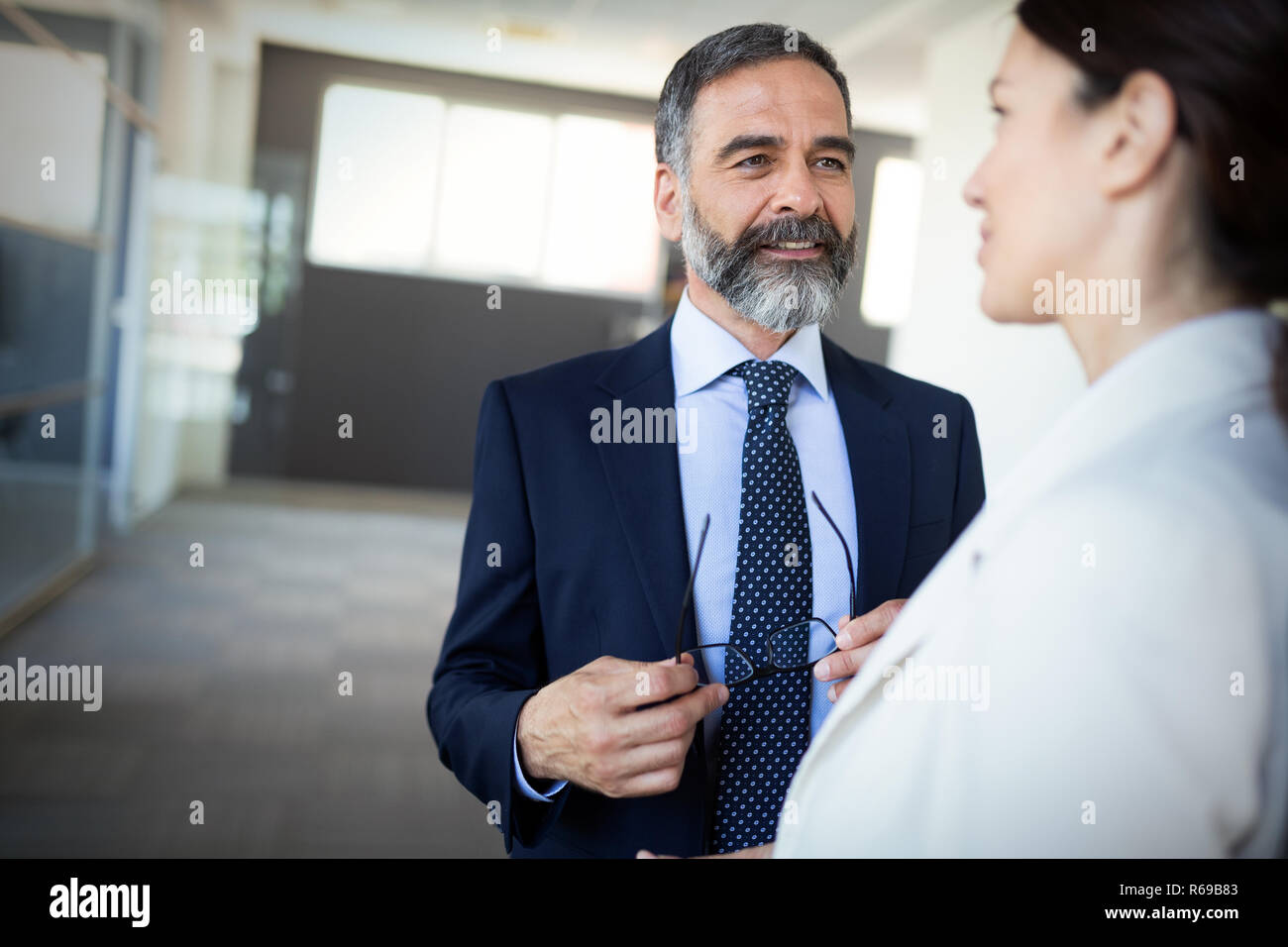 Geschäftsfrau in einem Interview mit einem älteren Geschäftsmann Stockfoto