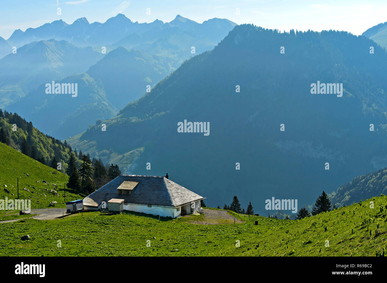 Alm Molkerei auf dem Pass Col De Jaman, Blick Richtung Wildstrubel-spitze, Les Avants, Waadt, Schweiz Stockfoto