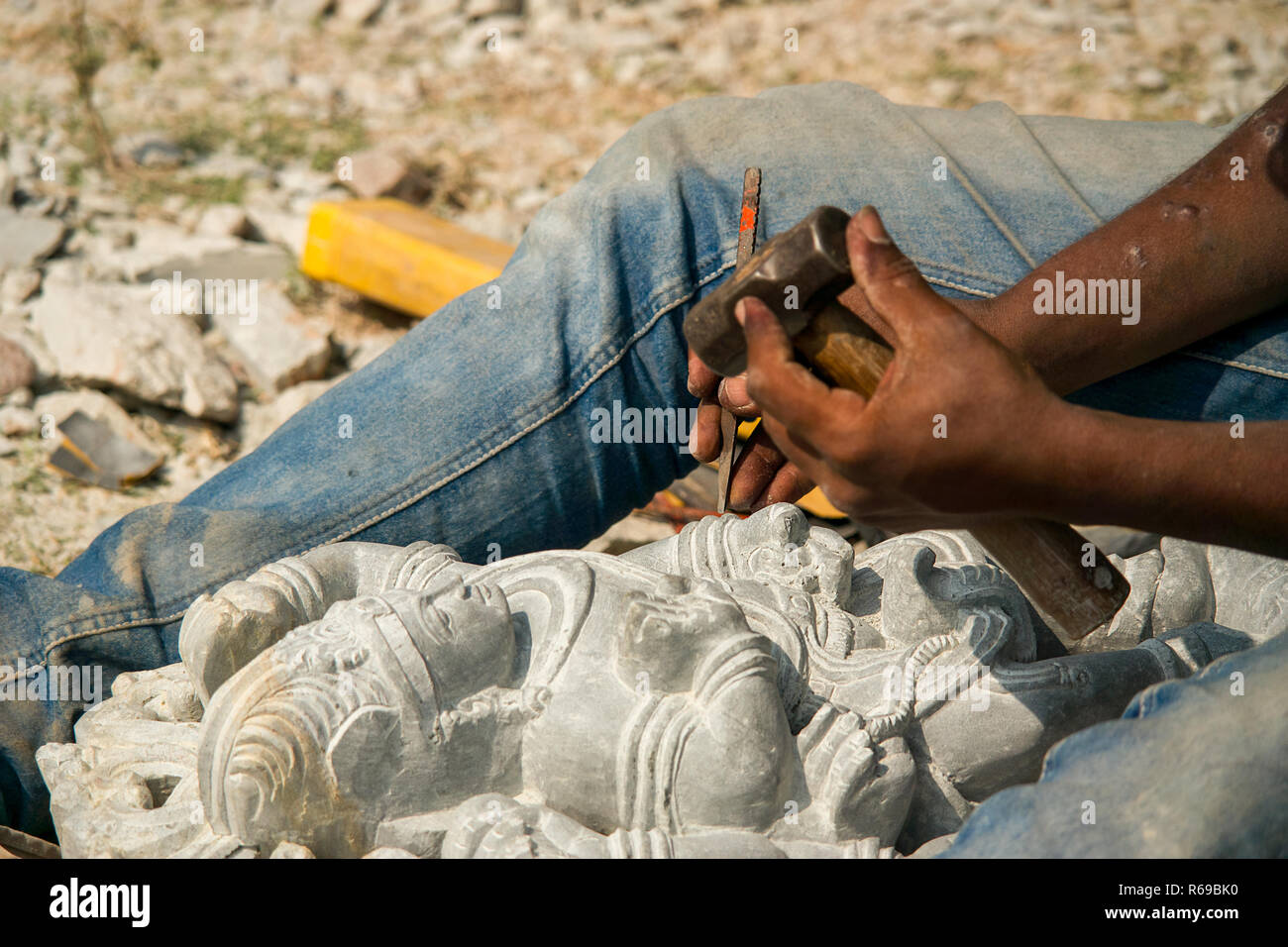 Ein Steinmetz Meißel den letzten Schliff zu seinen hinduistischen religiösen Steinbildhauerei. Stockfoto