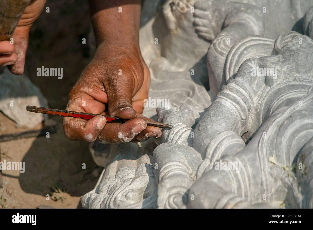 Ein Steinmetz Meißel den letzten Schliff zu seinen hinduistischen religiösen Steinbildhauerei. Stockfoto