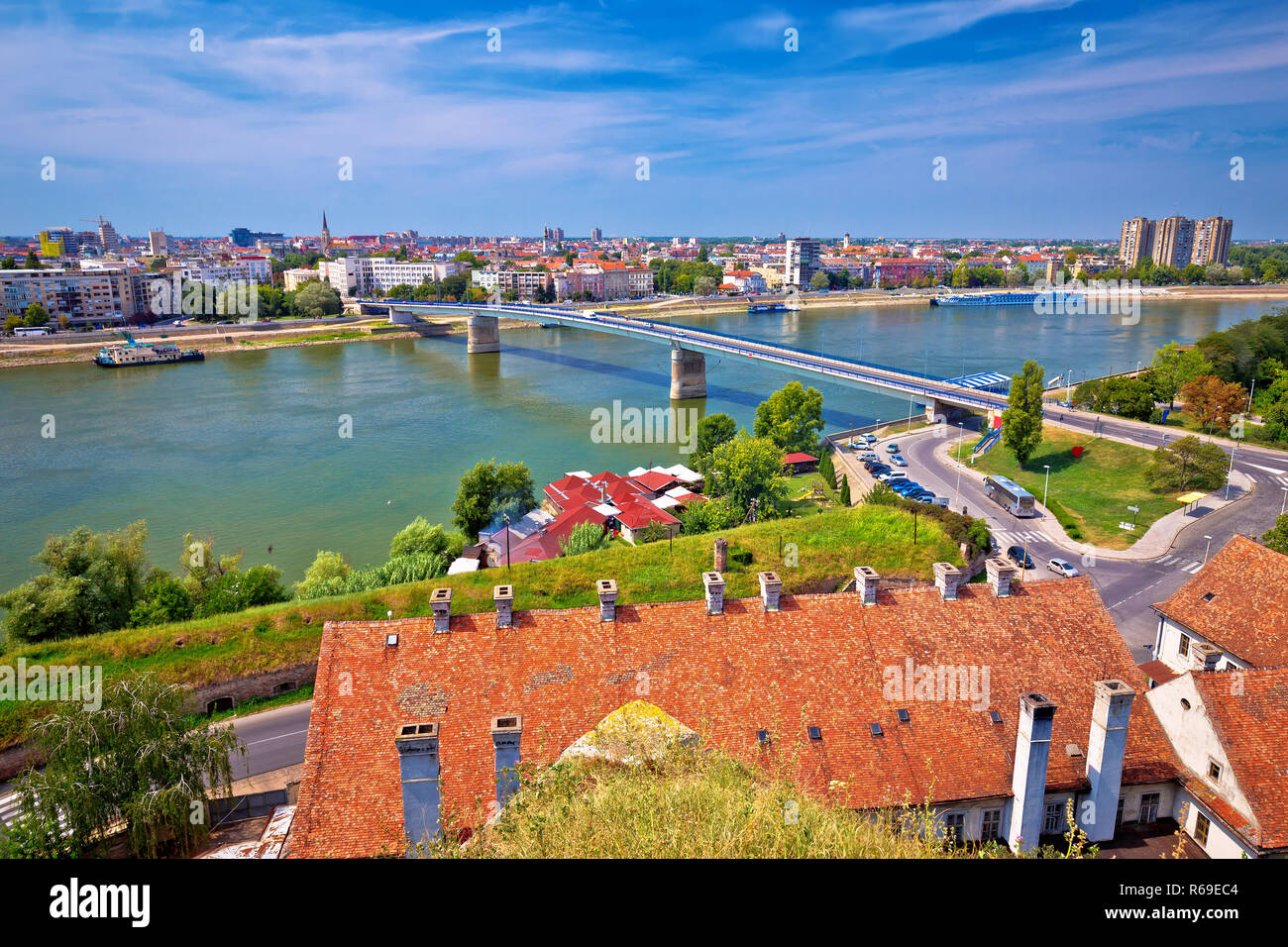 Stadt Novi Sad und Donau Luftbild von der Festung Petrovaradin, Region Vojvodina in Serbien Stockfoto