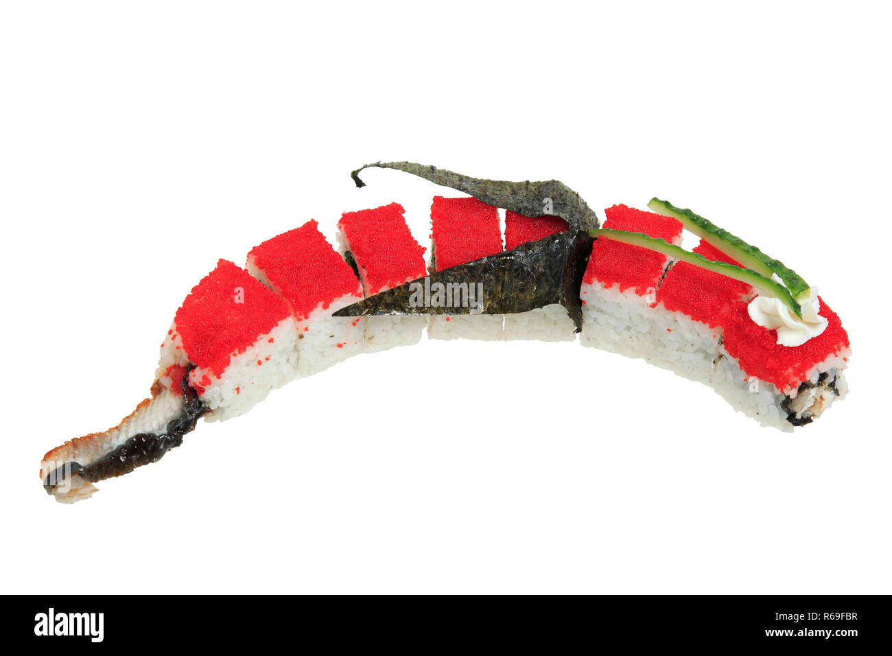 Sushi Rollen mit roten Tobiko Kaviar in der Form eines Drachen. Auf weissem Hintergrund. Kreative Gerichte auf der Speisekarte. Stockfoto