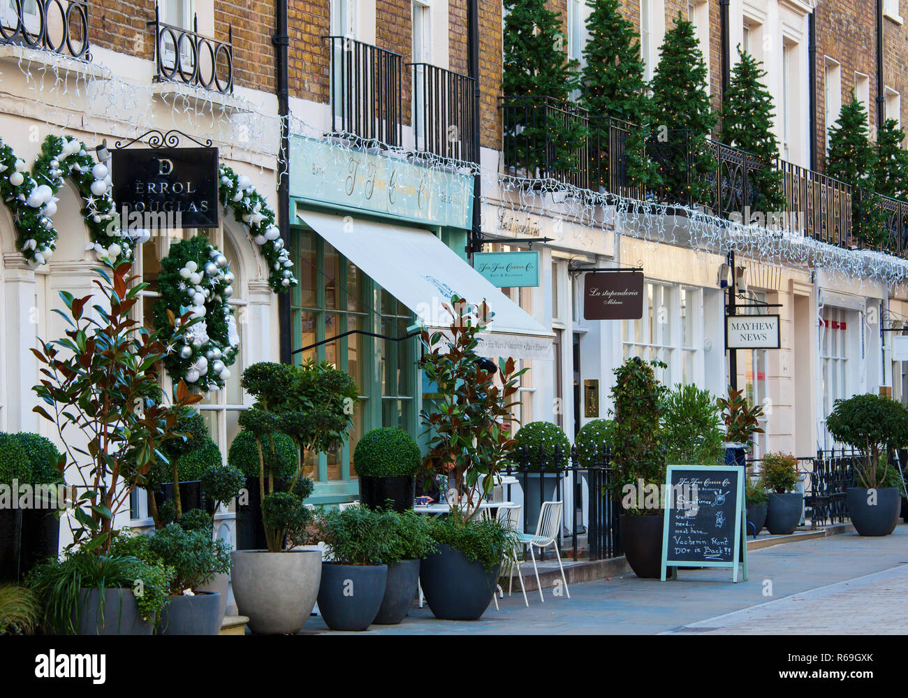 LONDON, GROSSBRITANNIEN, 30. NOVEMBER 2018: die Geschäfte sind für Weihnachten auf der High Street im eleganten Gegend von Belgravia in London Stockfoto