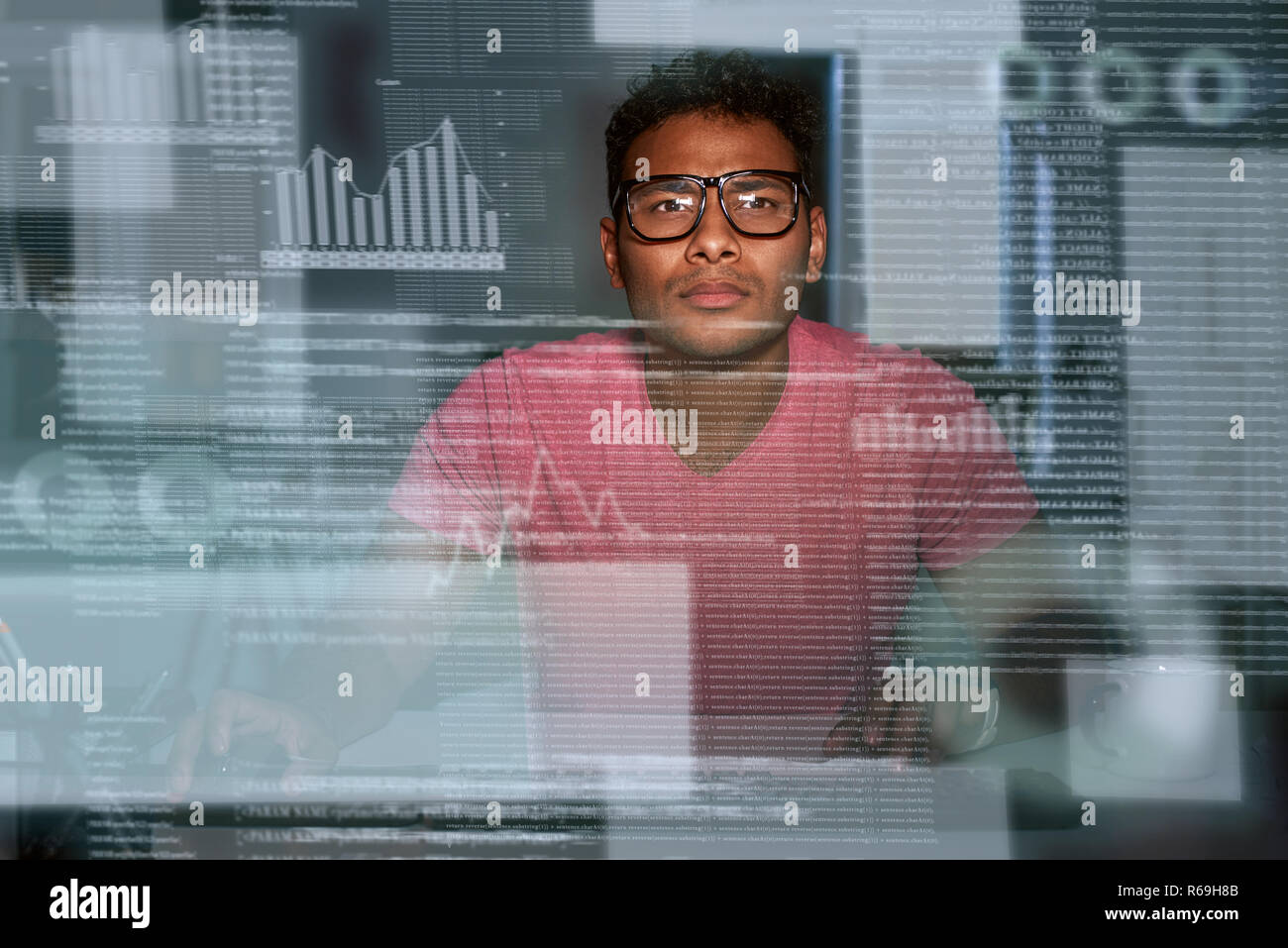 Junger Brillenbär konzentriert indischen Big Data Entwickler Stockfoto
