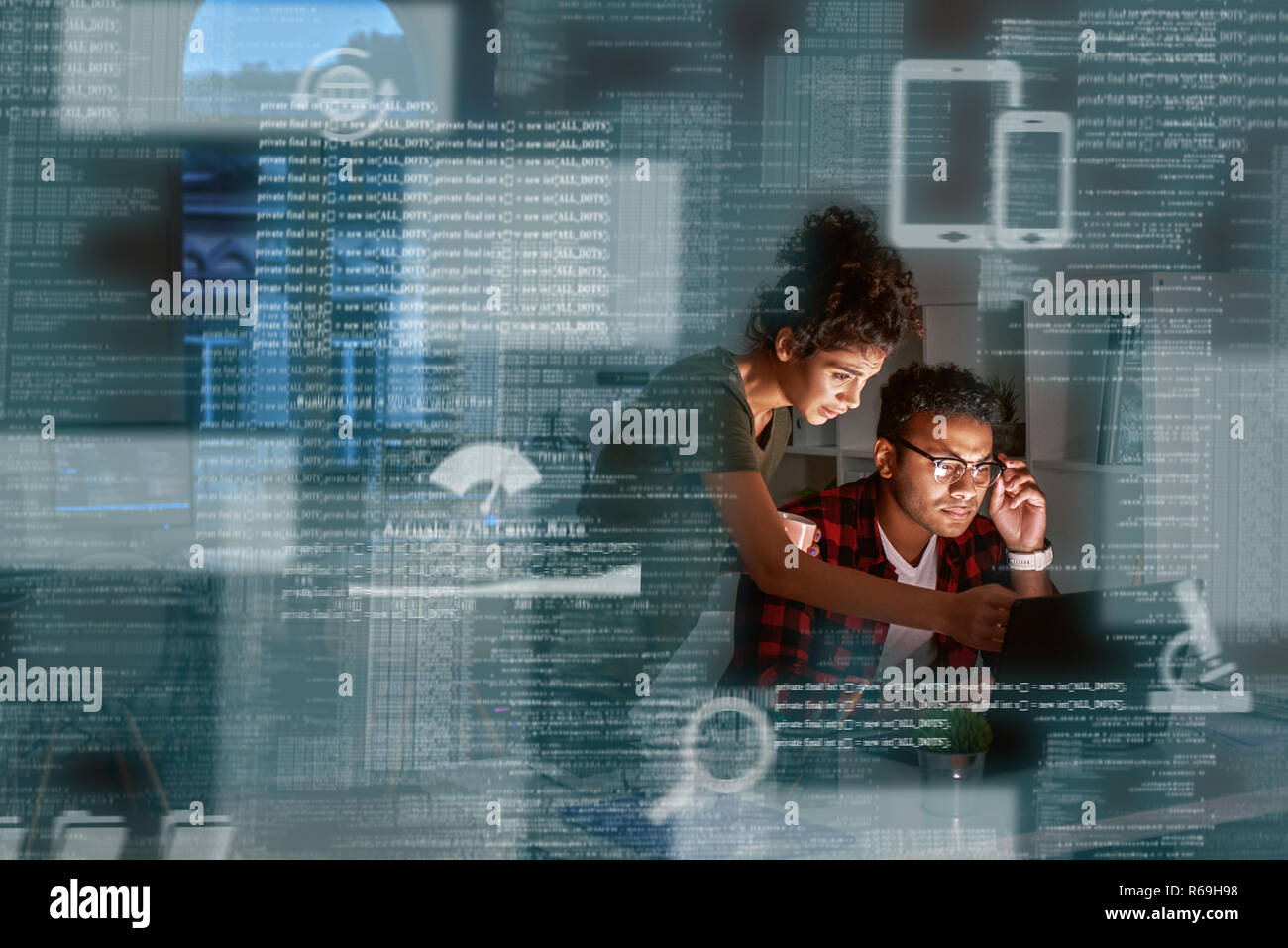Junge indische Entwickler und sein Projekt Manager diskutieren Anwendungscode Stockfoto