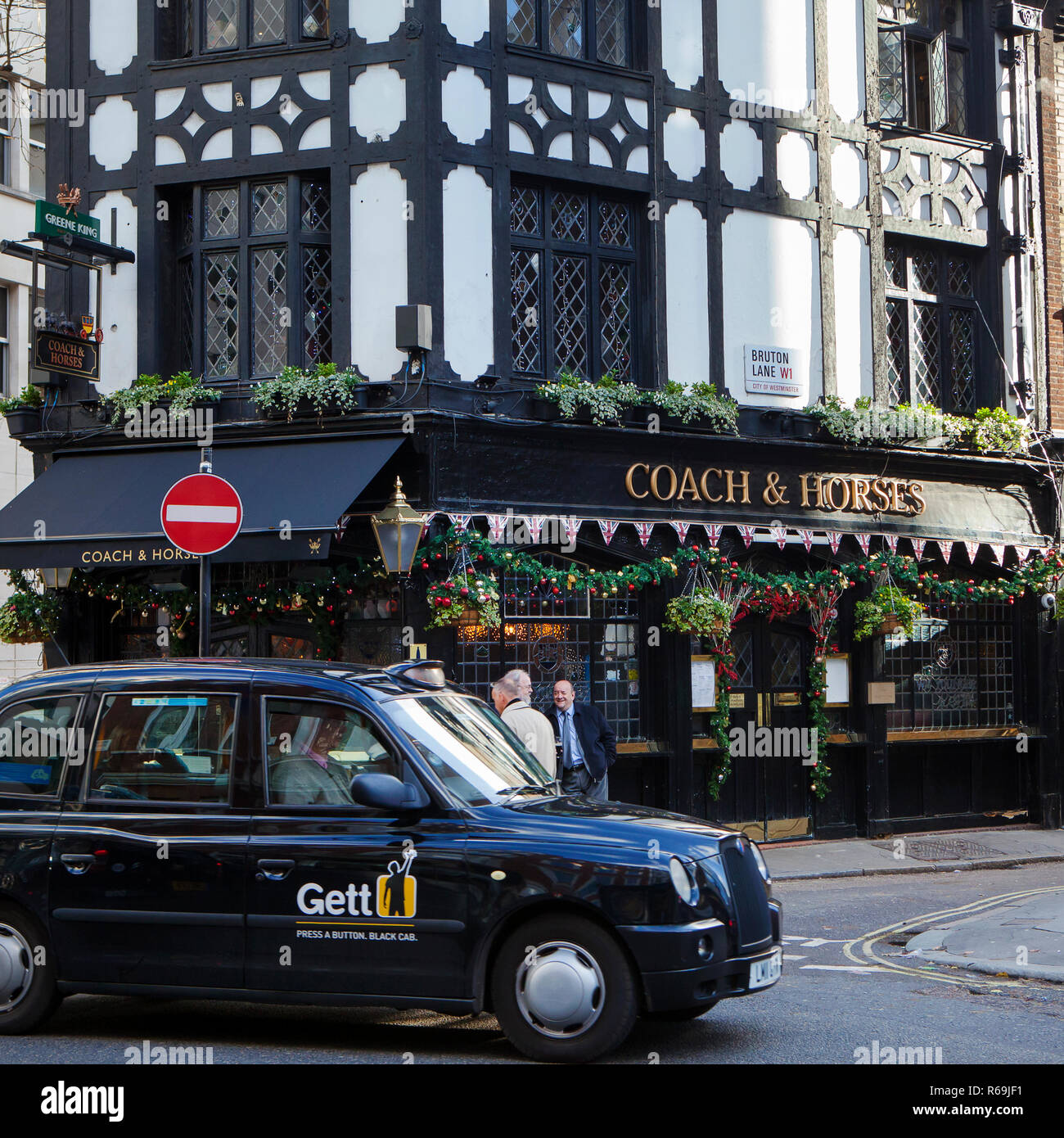 LONDON, GROSSBRITANNIEN, 30. NOVEMBER 2018: traditioneller englischer Pub in London erhält mit weihnachtlichen Ornamenten verziert Stockfoto