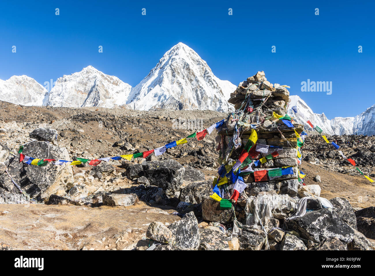 Gedenkstein und Tibetische Gebetsfahnen in der Nähe von Lobuche, Everest Base Camp trek, Sagarmatha Nationalpark, Nepal Stockfoto