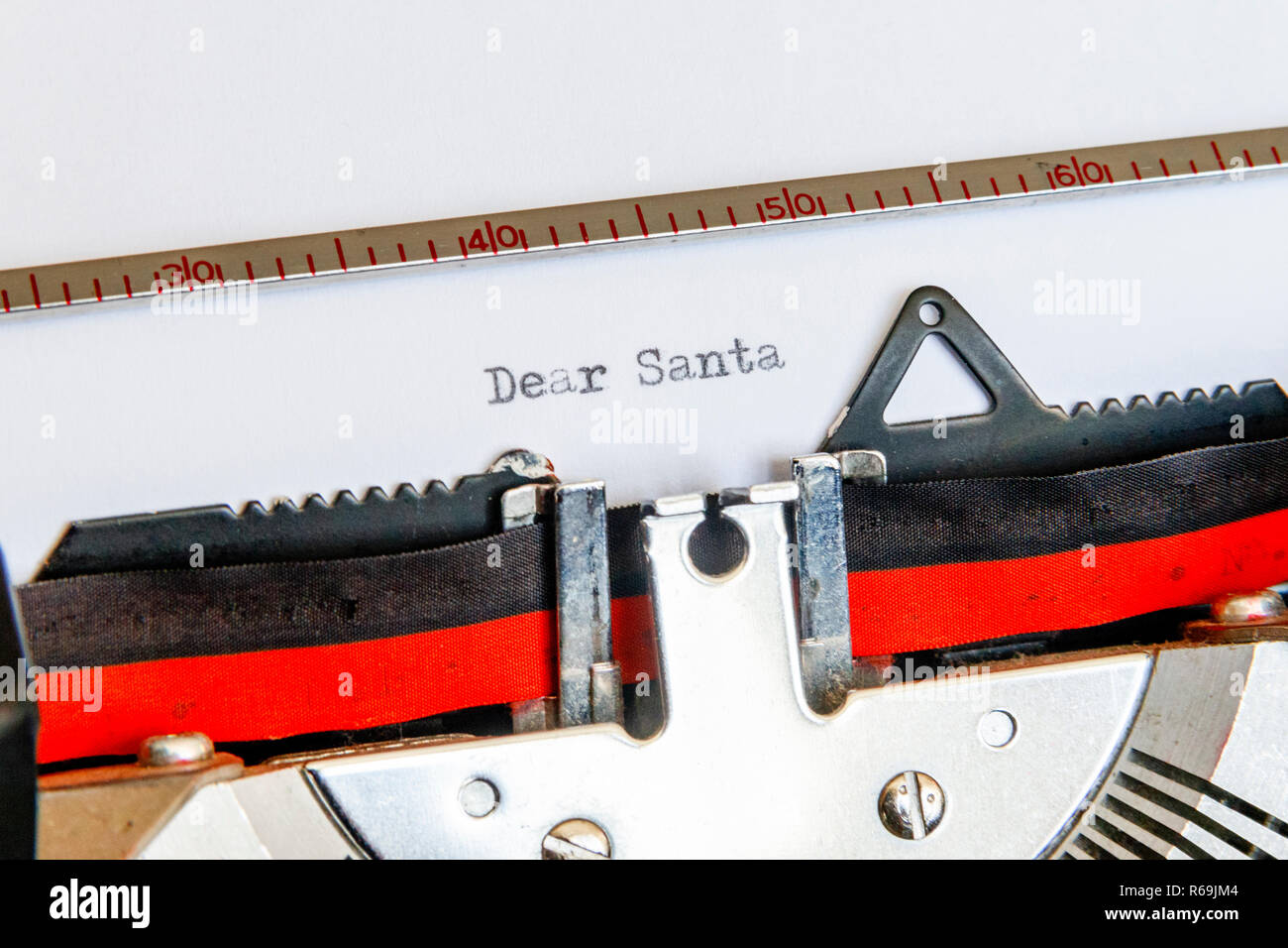 1980 Silver Reed Leader Vintage Schreibmaschine, 'Dear Santa' auf weißem Papier eingegeben Stockfoto