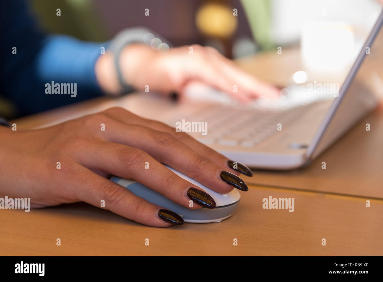Büro Arbeit zeigt Nail-Varnished Frau Hand mit optischer Maus und Tablet Stockfoto