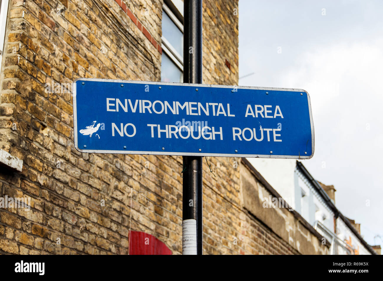 Ein blaues Straßenschild Kennzeichnung Umweltkontrollen in einem Wohngebiet in Islington, London, UK Stockfoto