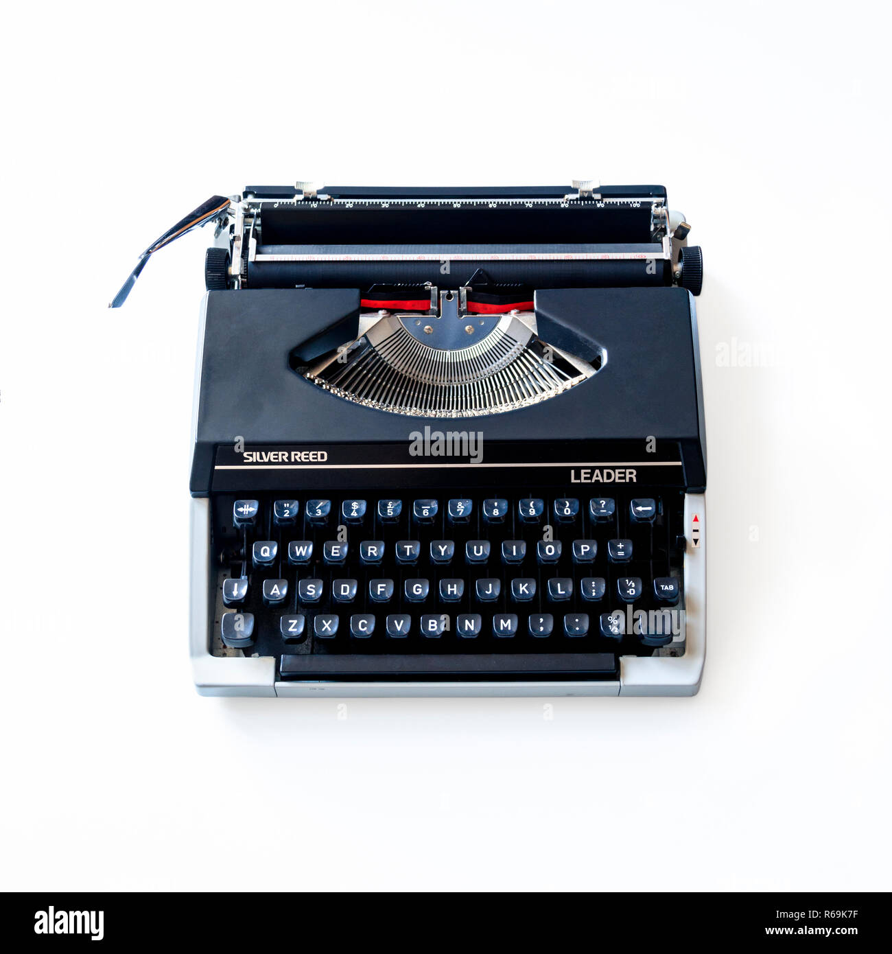 1980 Silver Reed Leader Vintage Manuelle Schreibmaschine isoliert auf weißem Hintergrund Stockfoto