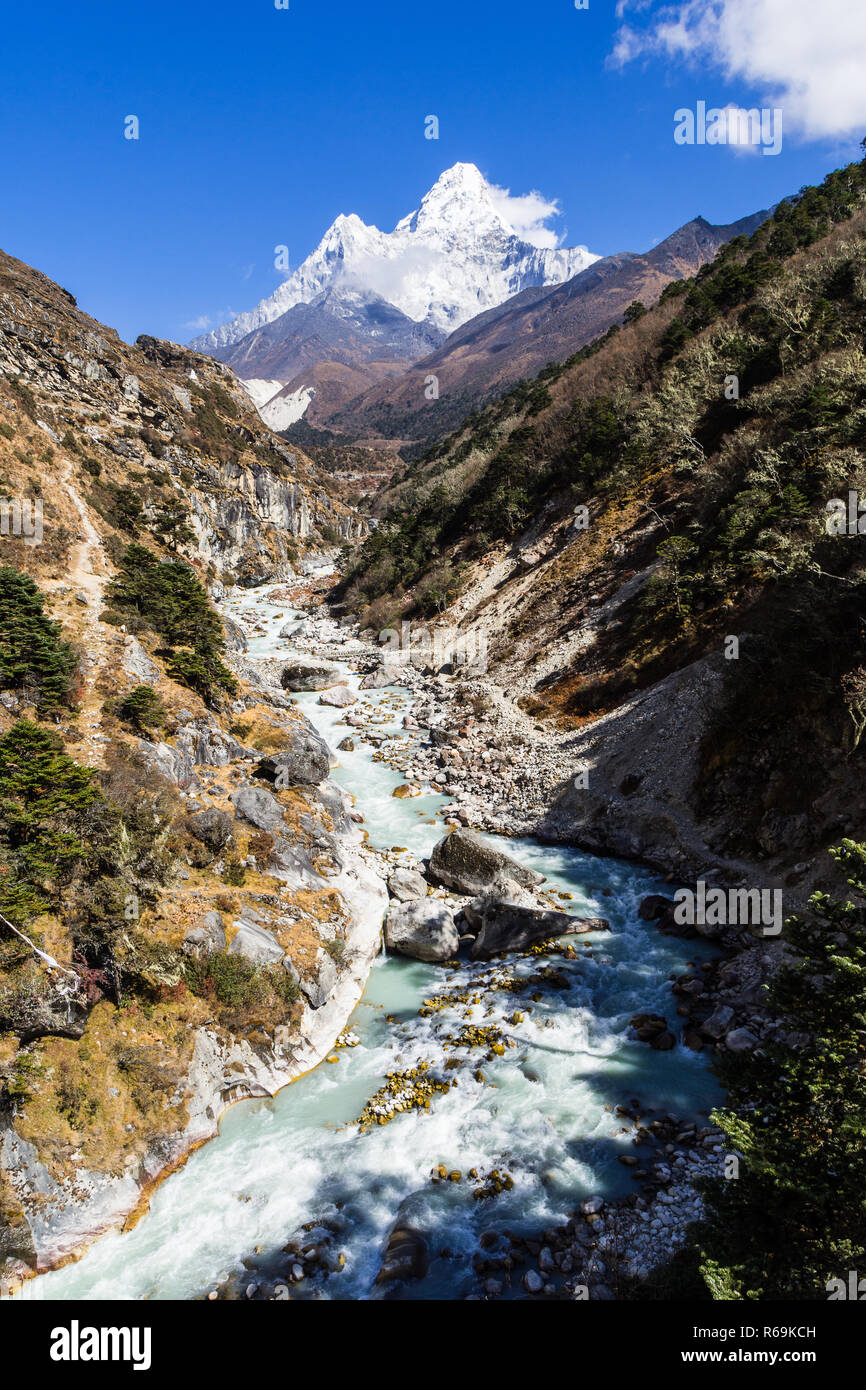 Blick auf die Ama Dablam und eine Glacial River, Everest Base Camp trek, Sagarmatha Nationalpark, Nepal Stockfoto