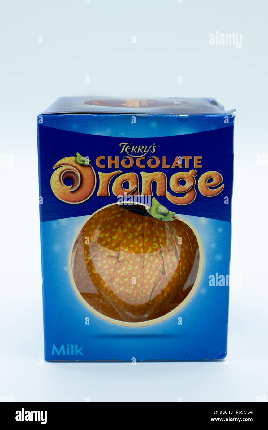 Largs, Schottland, Großbritannien - 29 November 2018: Terry's Chocolate Orange Marke in Kartonagen und teilweise recyclebar in Großbritannien die Subje werden Stockfoto