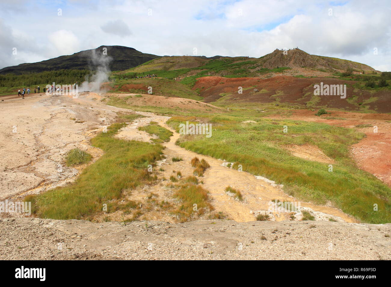 Und Geysire Strokkur Geysir Brunnen in einem geothermischen Bereich neben dem Fluss Hvita, östlich von Reykjavik, Island, 22. August 2018. (CTK Photo/Jitka Bojano Stockfoto