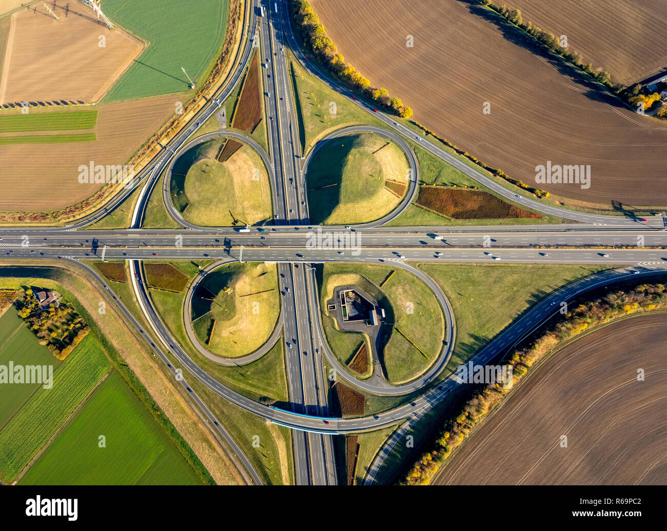 Luftaufnahme, Kamener Kreuz, autobahnkreuz zwischen Feldern, Autobahn A2 und der Autobahn A1, Kleeblatt-Form, Kamen, Ruhrgebiet Stockfoto