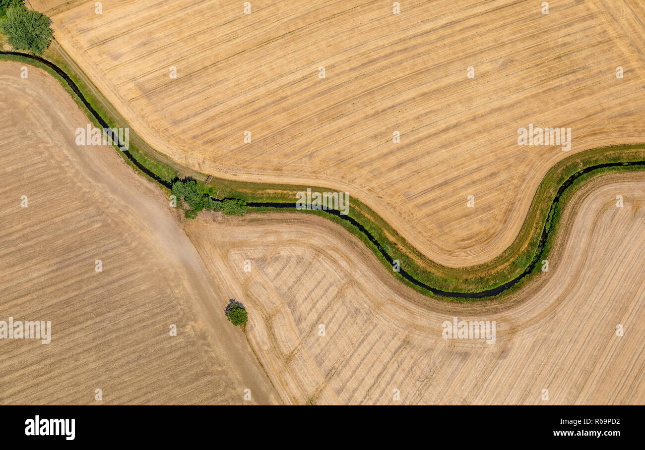 Luftaufnahme, Bach schlängelt sich durch abgeernteten Feldern, Ruhrgebiet, Nordrhein-Westfalen, Deutschland Stockfoto