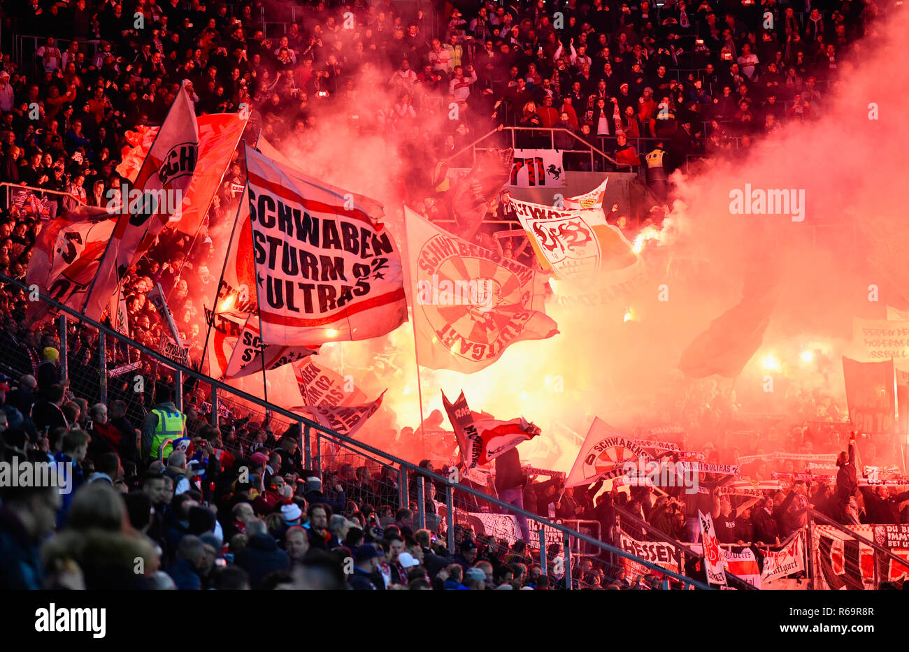 Ultras zünden Bengalos, WIRSOL Rhein-Neckar-Arena, Sinsheim, Baden-Württemberg, Deutschland Stockfoto