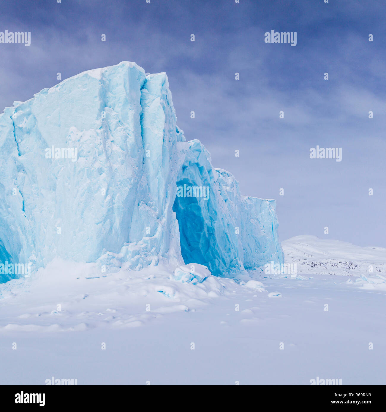 Eisberg in einem gefrorenen Fjord, Küste von Baffin Island, Davis Gerade, Nunavut, Kanada Stockfoto