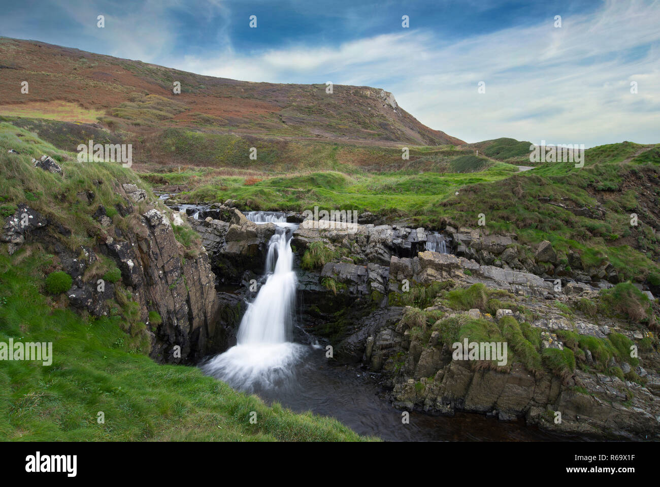 Der Wasserfall auf den Klippen oberhalb Welcombe mouth Beach North Devon Stockfoto