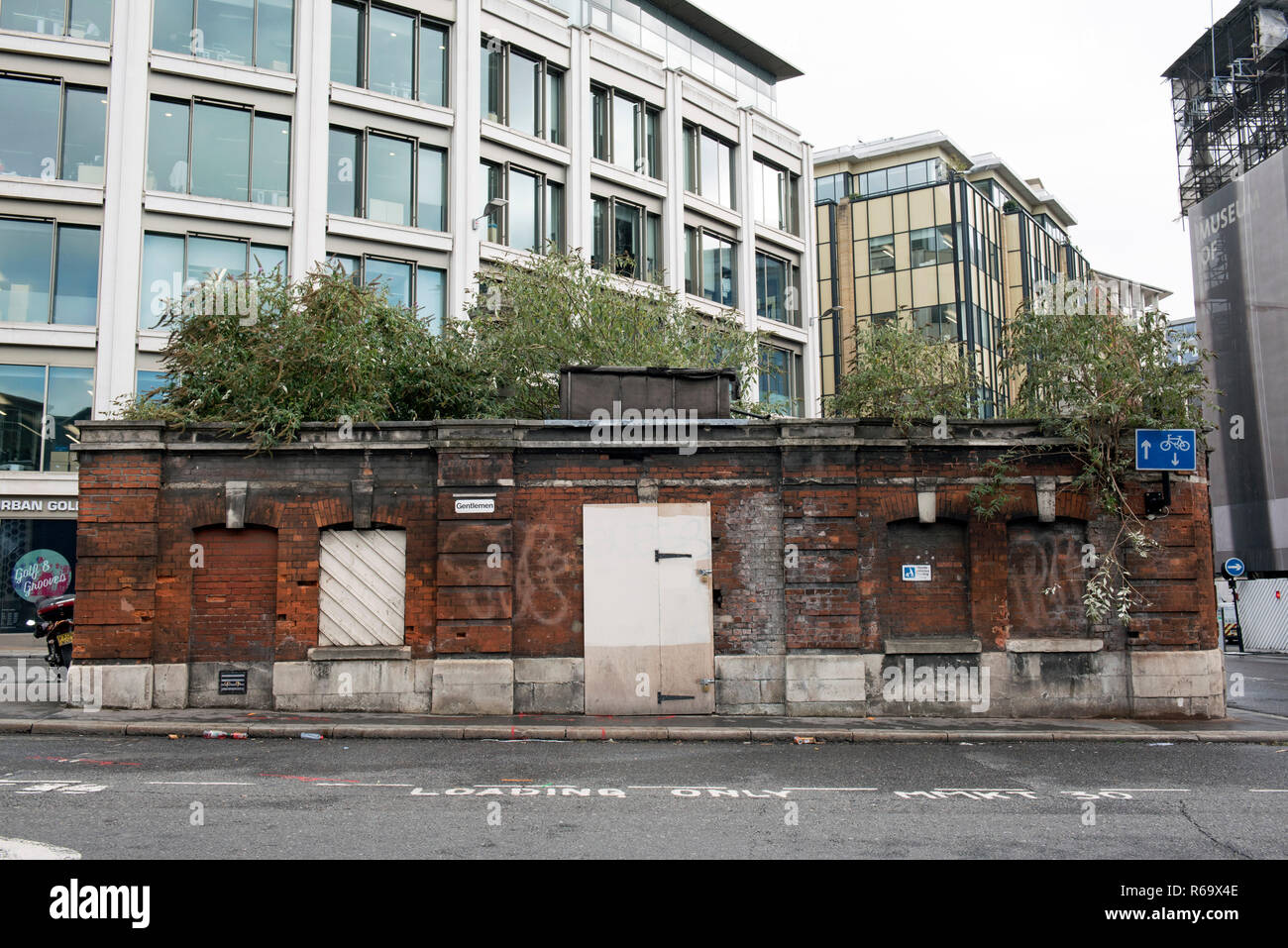 Heruntergekommenen öffentlichen Toilette Smithfield, Charterhouse Street, London England Großbritannien UK Stockfoto