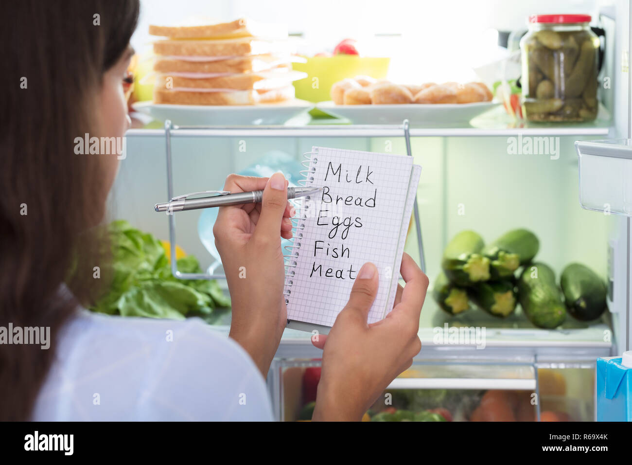 Frau mit Spirale Buch mit Liste prüfen Stockfoto
