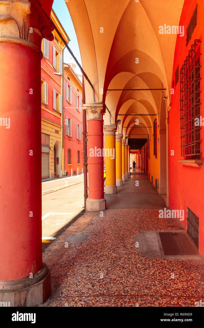 Mittelalterliche Straße Portico in Bologna, Italien Stockfoto