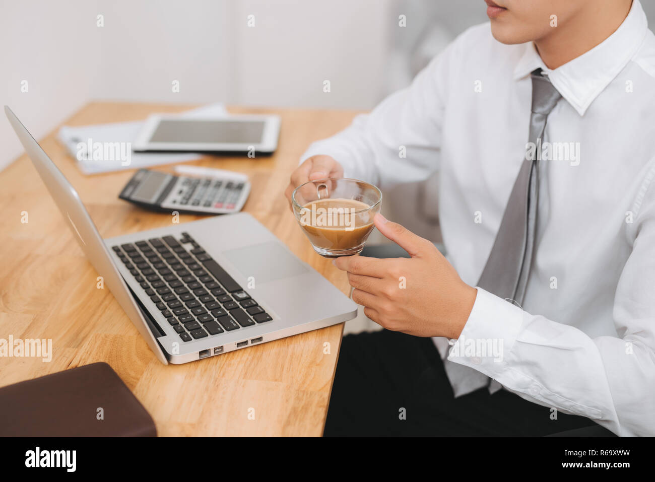 Geschäftsmann mit einer Tasse Kaffee in der Pause. Konzept der Arbeit und eine Ruhepause. Stockfoto