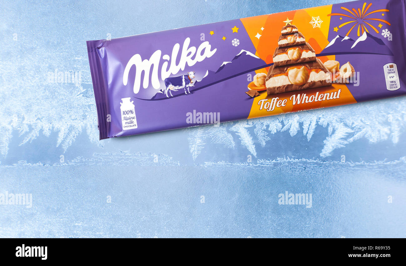 Bar von Milka Schokolade isoliert auf erstarrte Hintergrund Stockfoto