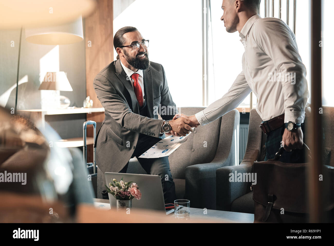 Der bärtige Mann mit Brille, zitternden Hand von Partner Stockfoto