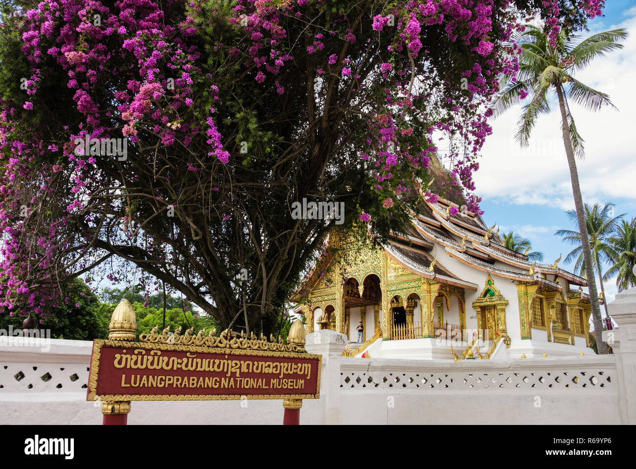 Zeichen außerhalb Luangprabang National Museum und dem Königlichen Palast entfernt. Louangphabang, Provinz Luang Prabang, Laos, Südostasien Stockfoto