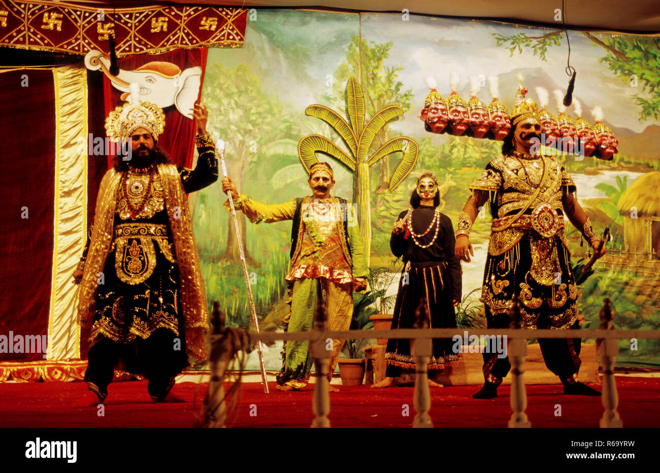 Hindu Epos ramleela Performance auf der Bühne mit König ravan Indien Stockfoto