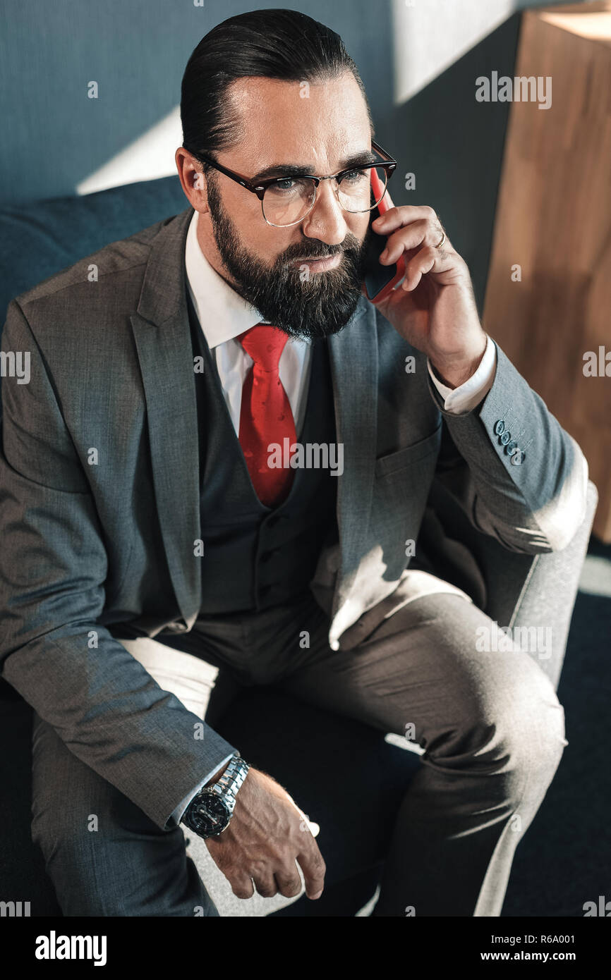 Stilvolle reife Geschäftsmann tragen rote Krawatte sein Partner Aufruf Stockfoto