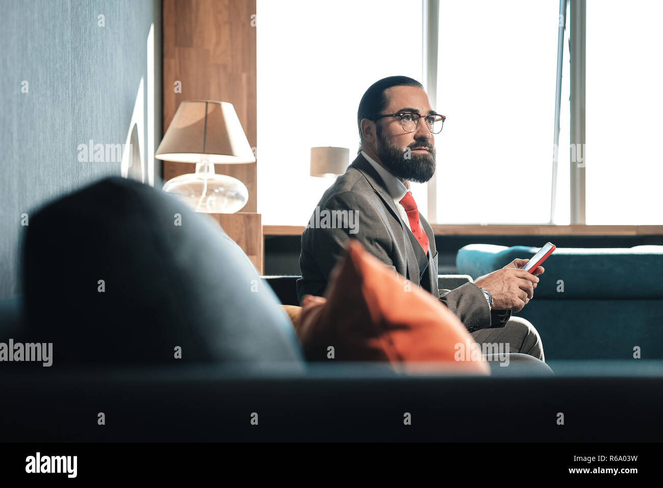 Unternehmer Tragen einer Brille und rote Krawatte Vorbereitung für Verhandlungen Stockfoto