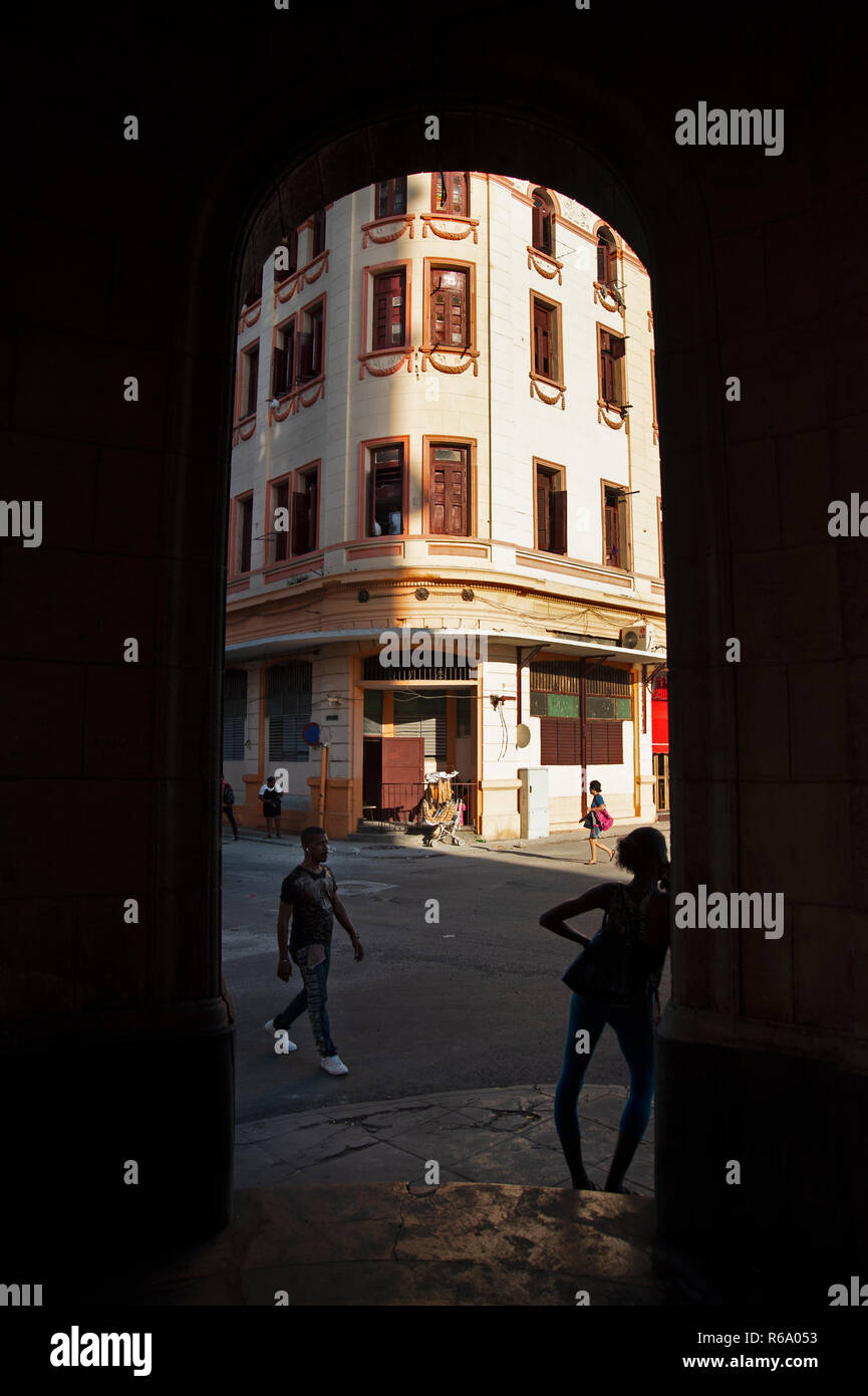 In einem schwarzen Torbogen die Silhouette eines kubanischen Mädchens heraus hängen an einer Straßenecke in Havanna Kuba gerahmt Stockfoto