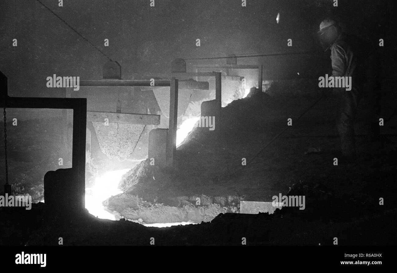 Die Stahlproduktion in der Hoesch AG Stahlwerke in der Westfalenhuette in Dortmund am 4. Dezember 1974 Am Hochofen und Siemens Martin Ofen (SM). | Verwendung weltweit Stockfoto