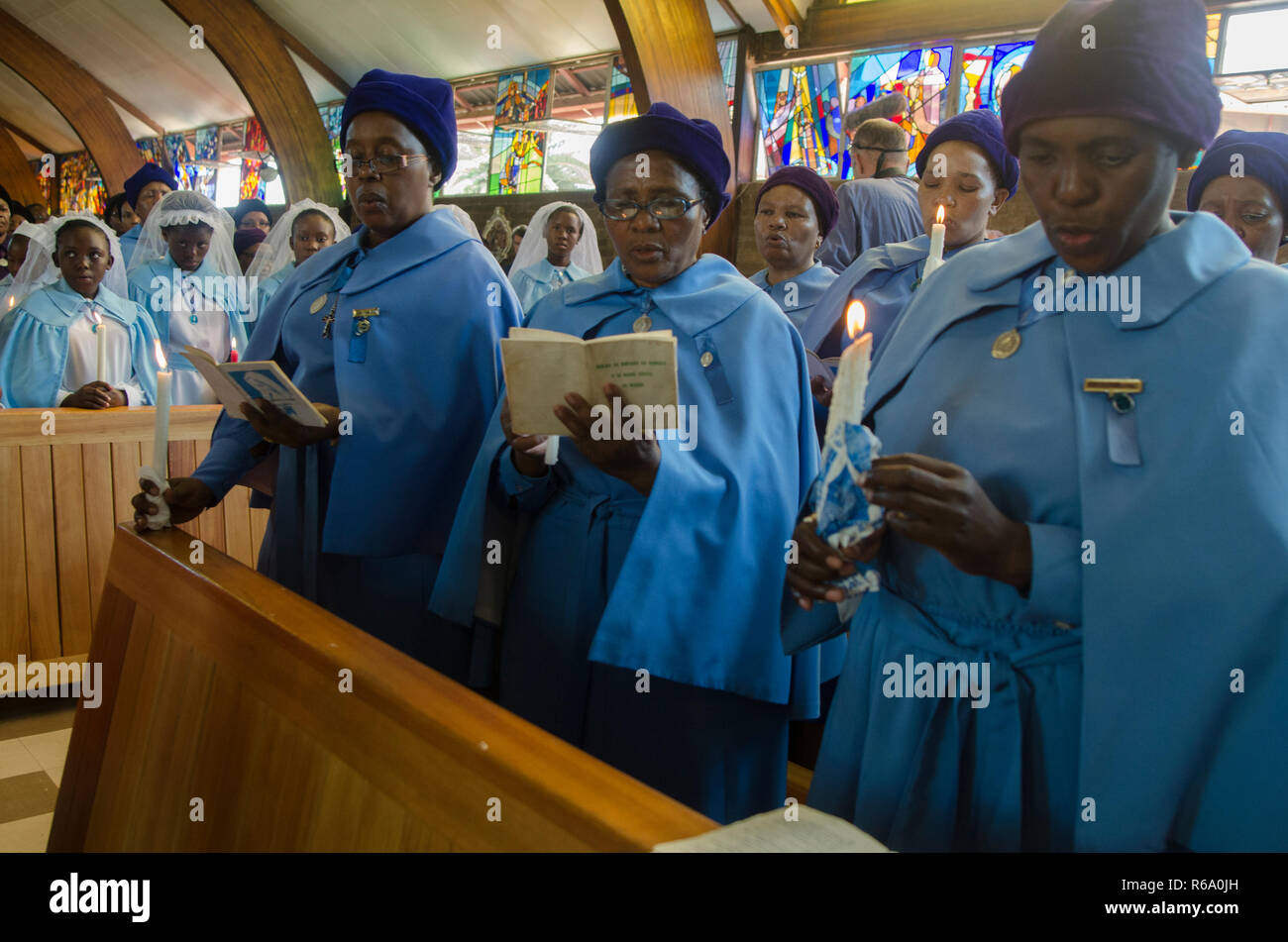 Trauernde bei einem Gottesdienst für Nelson Mandela im Regina Mundi, einer Kirche in Soweto, Sonntag, 8. Dezember 2013. Die Elder statesman starb am Donnerstag, 5. Dezember 2013. Foto: EVA-LOTTA JANSSON Stockfoto