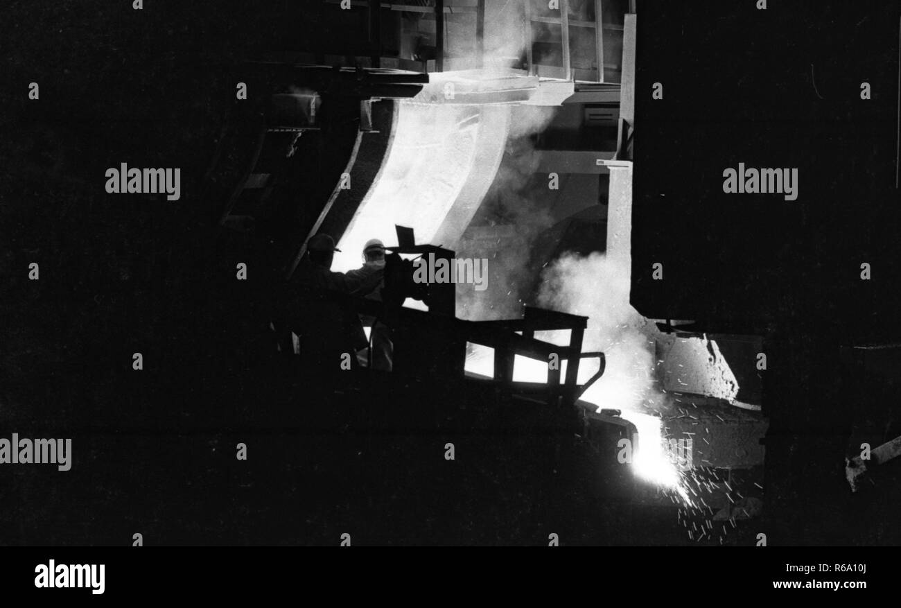 Die Stahlproduktion in der Hoesch AG Stahlwerke in der Westfalenhuette in Dortmund am 4. Dezember 1974 Am Hochofen und Siemens Martin Ofen (SM). | Verwendung weltweit Stockfoto