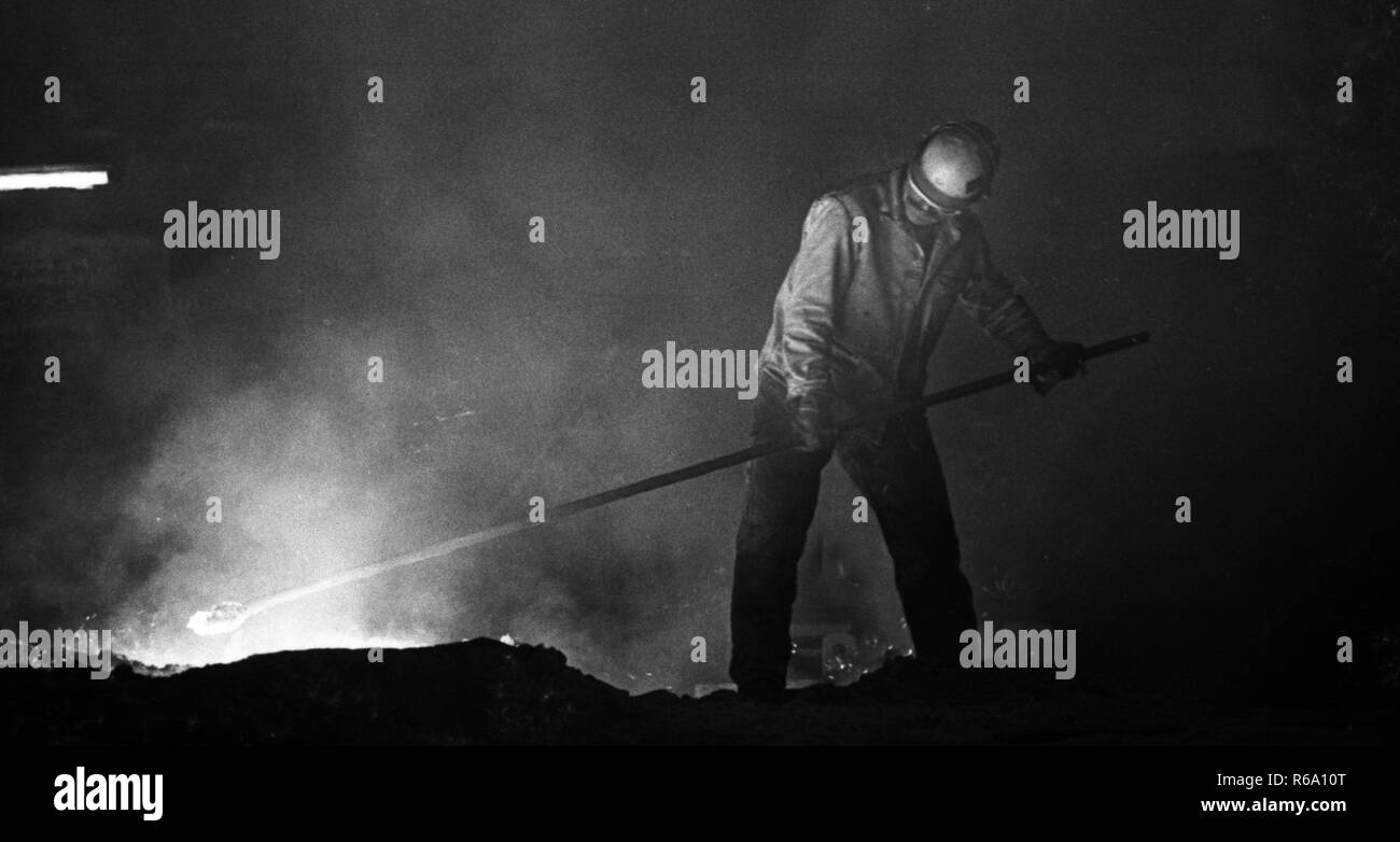 Die Stahlproduktion in der Hoesch AG Stahlwerke in der Westfalenhuette in Dortmund am 4. Dezember 1974 Am Hochofen und Siemens Martin Ofen (SM). | Verwendung weltweit Stockfoto