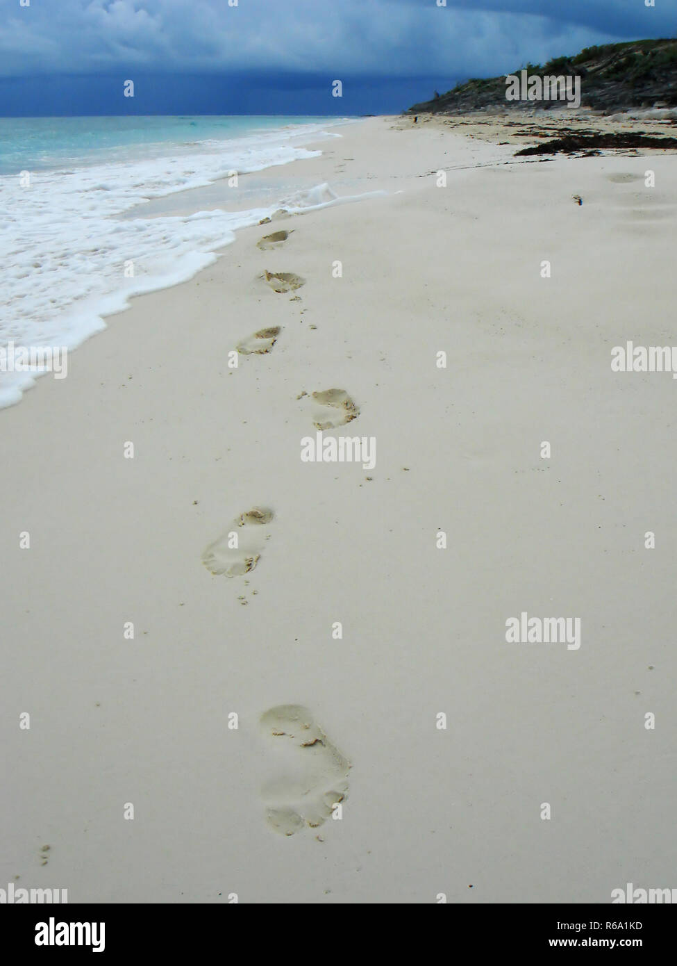 Spuren im Sand des Strandes Stockfoto